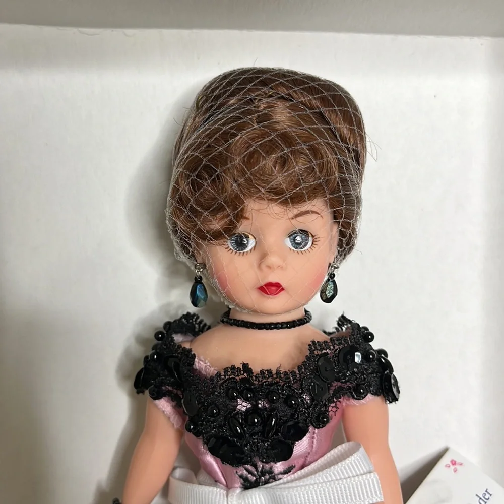 10" Madame Alexander Celebrates American Design #25590 - Picture 2 of 9